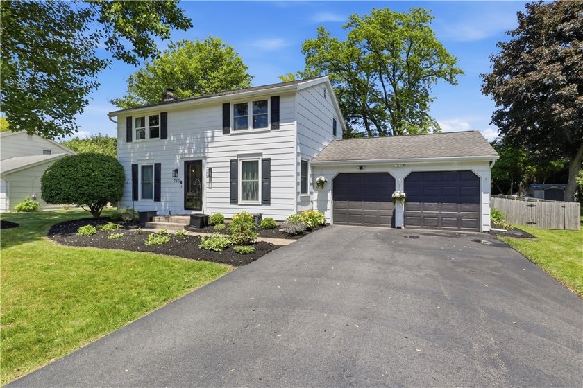 Show-stopping and meticulously maintained, this move-in ready - photo 3