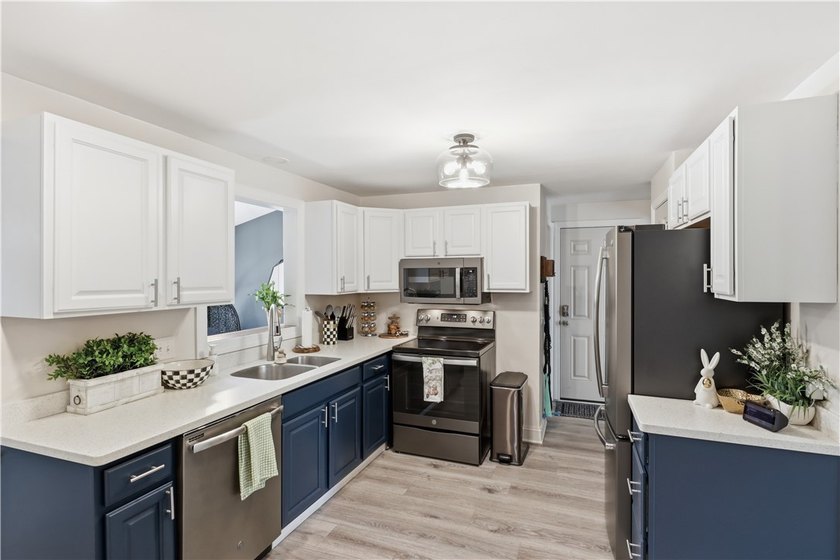 Show-stopping and meticulously maintained, this move-in ready - photo 6