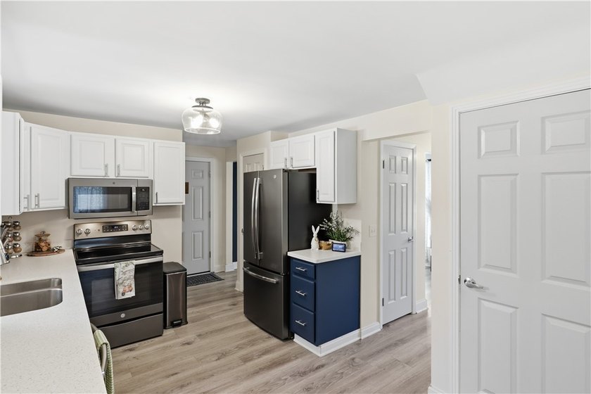 Show-stopping and meticulously maintained, this move-in ready - photo 7