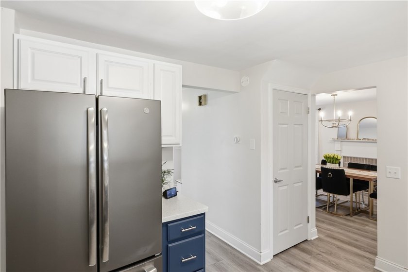 Show-stopping and meticulously maintained, this move-in ready - photo 10