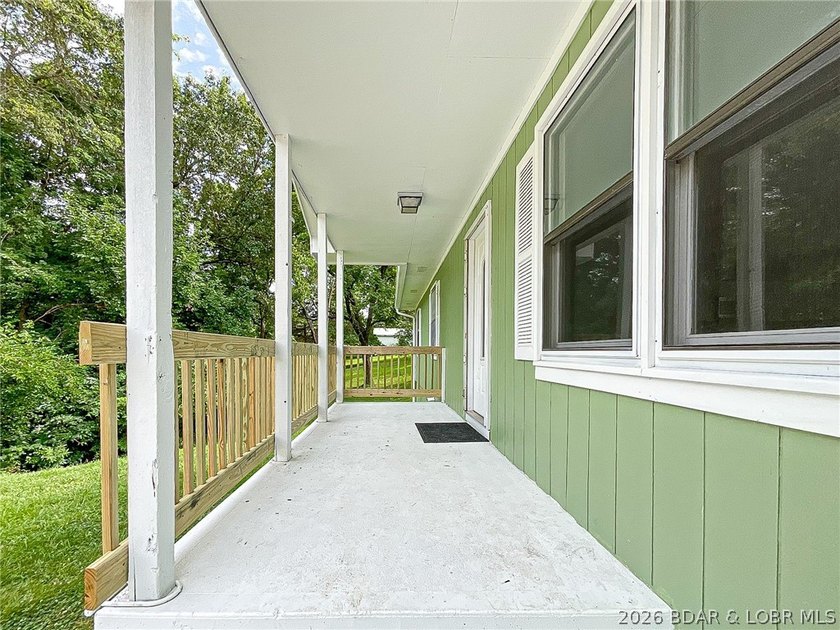Renovated Ranch home in quiet location, last house on a dead end - photo 3
