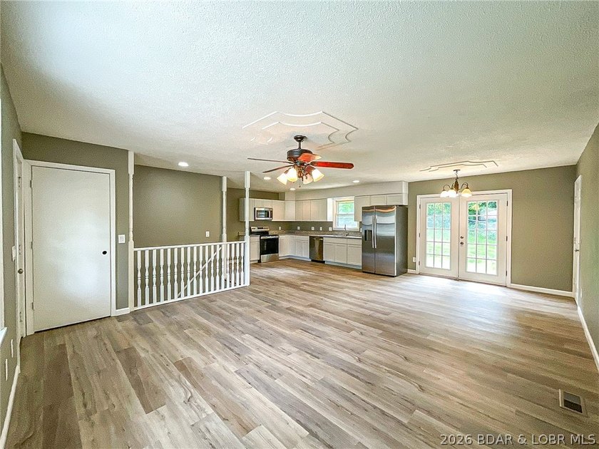 Renovated Ranch home in quiet location, last house on a dead end - photo 4
