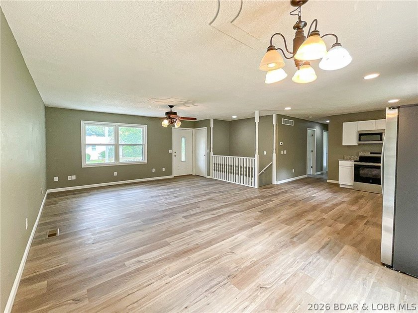 Renovated Ranch home in quiet location, last house on a dead end - photo 5
