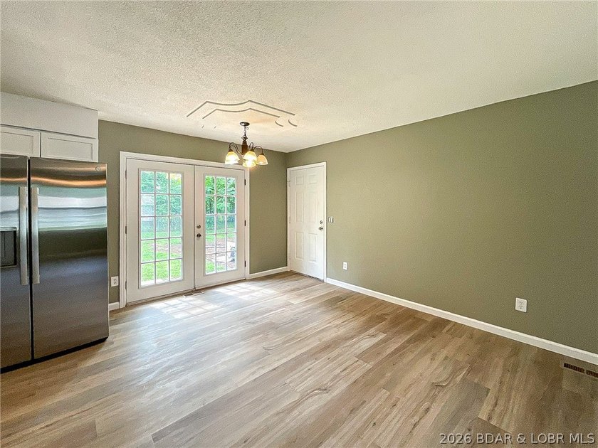 Renovated Ranch home in quiet location, last house on a dead end - photo 6