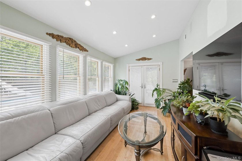 Spacious and versatile 2-story ranch offering 6 bedrooms plus a - photo 7