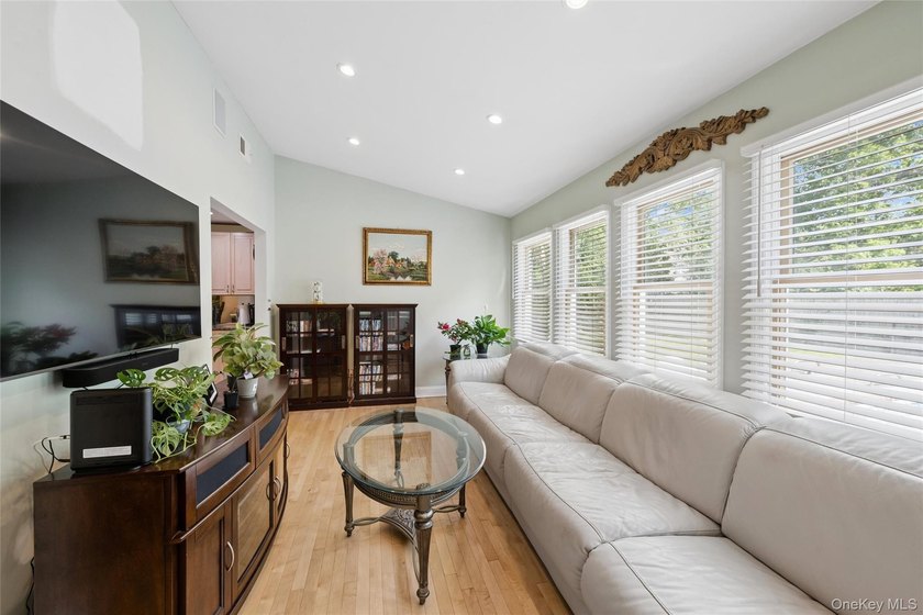 Spacious and versatile 2-story ranch offering 6 bedrooms plus a - photo 8