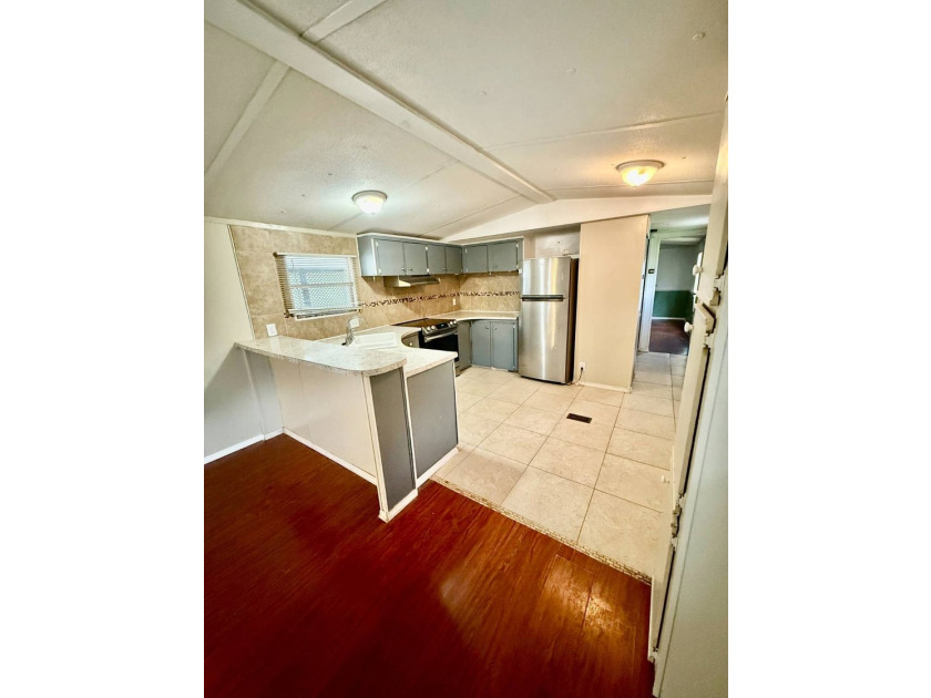 Welcome to this beautifully maintained 2-bedroom, 2-bathroom - photo 6