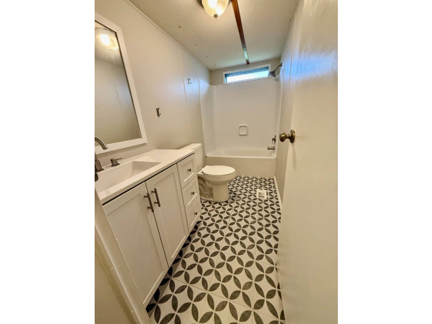 Welcome to this beautifully maintained 2-bedroom, 2-bathroom - photo 8