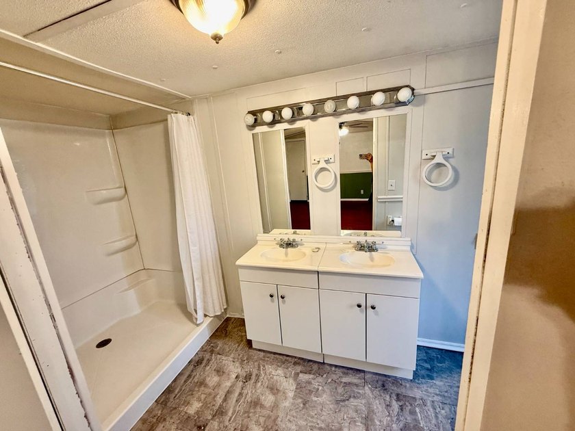Welcome to this beautifully maintained 2-bedroom, 2-bathroom - photo 10