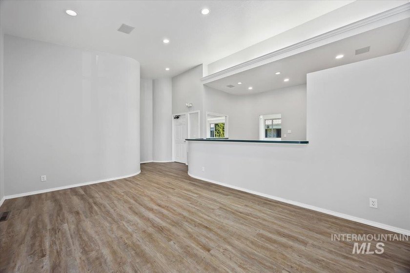 Beautiful bright office/medical building or could be beauty shop - photo 3