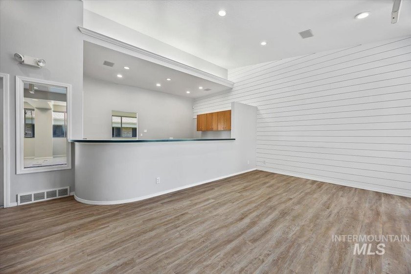 Beautiful bright office/medical building or could be beauty shop - photo 4