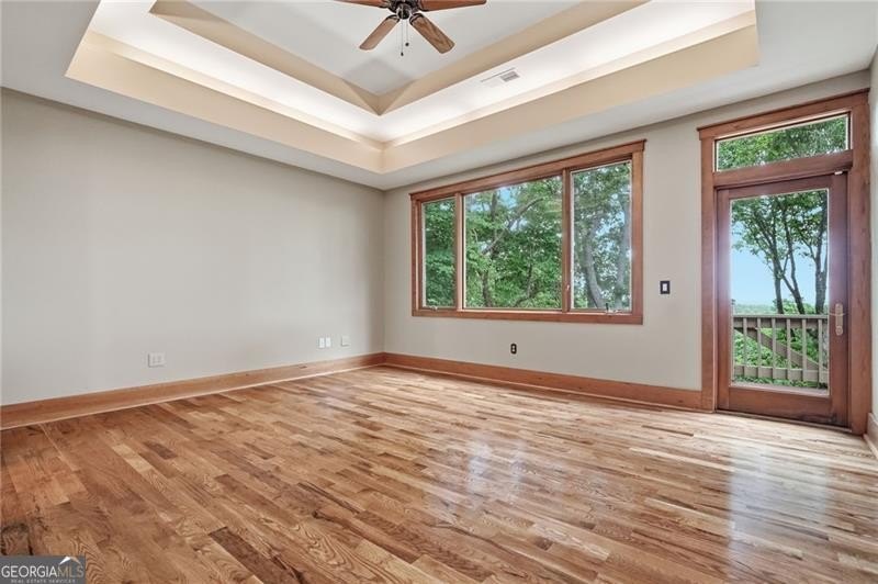 Well-appointed 4 BR &amp; 3.5 BATH design Executive home with an - photo 21