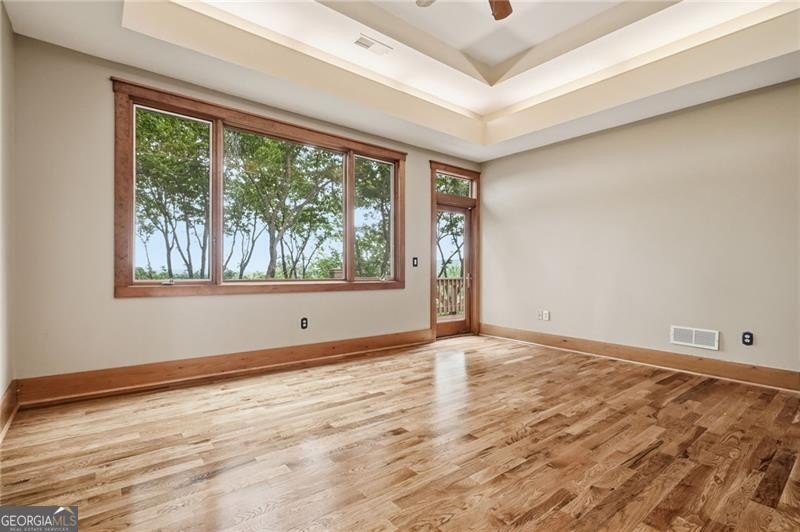 Well-appointed 4 BR &amp; 3.5 BATH design Executive home with an - photo 23