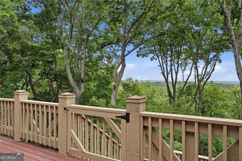 Well-appointed 4 BR &amp; 3.5 BATH design Executive home with an - photo 38