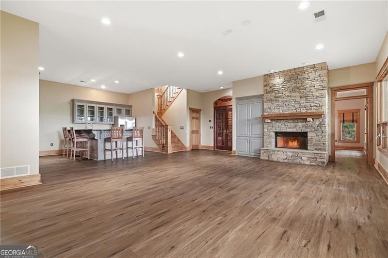 Well-appointed 4 BR &amp; 3.5 BATH design Executive home with an - photo 46