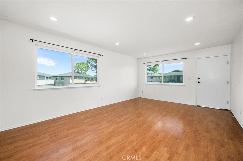 Welcome to this newly updated 2 bedroom/1 bath condo in the - photo 2