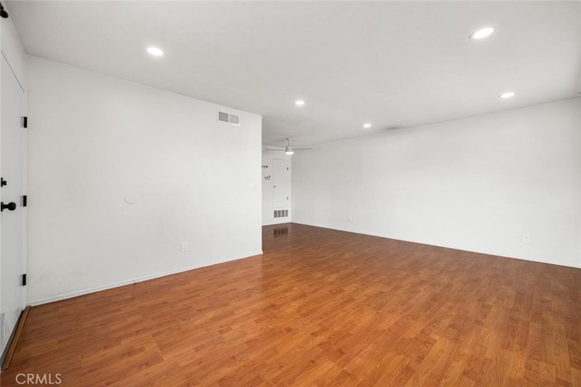 Welcome to this newly updated 2 bedroom/1 bath condo in the - photo 3