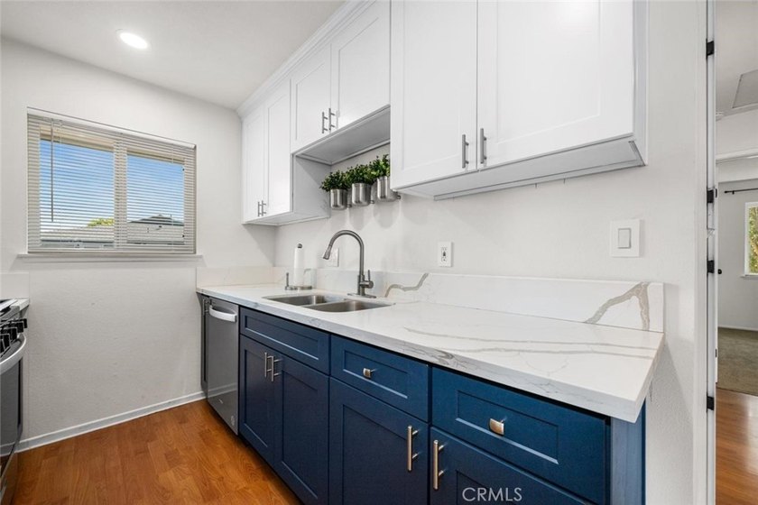 Welcome to this newly updated 2 bedroom/1 bath condo in the - photo 7