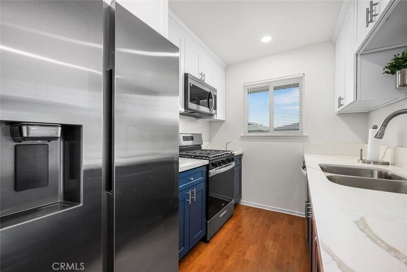 Welcome to this newly updated 2 bedroom/1 bath condo in the - photo 8