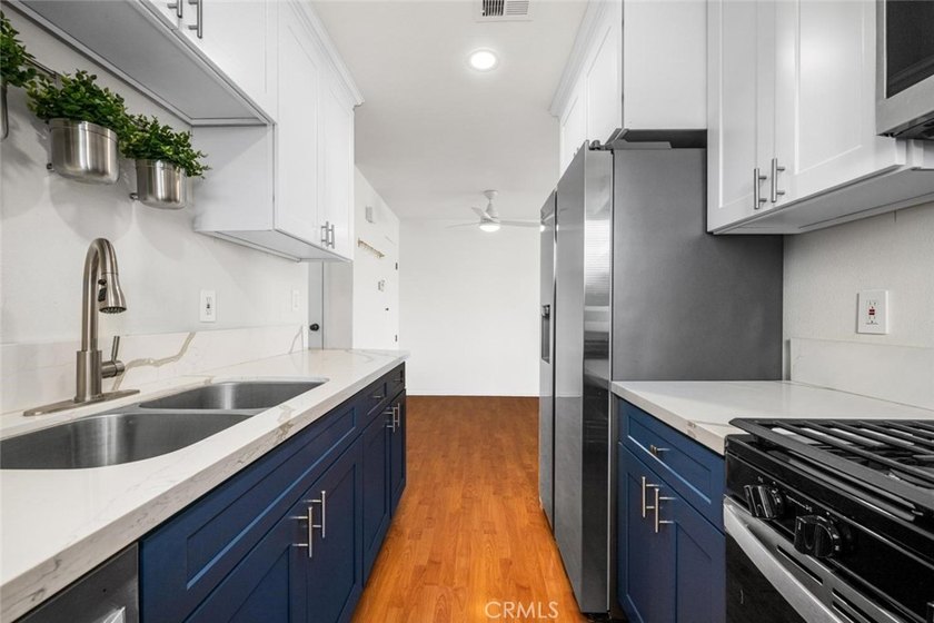 Welcome to this newly updated 2 bedroom/1 bath condo in the - photo 9