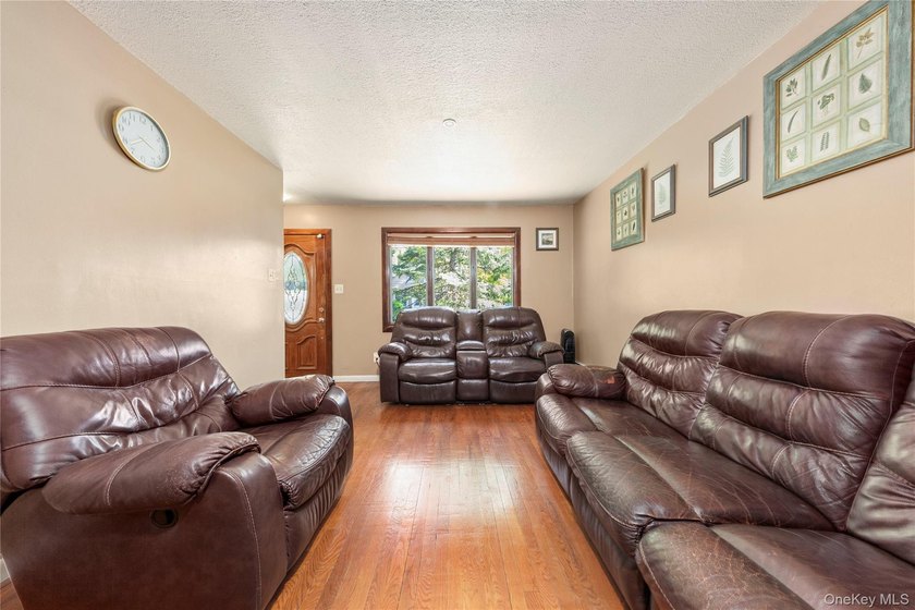 Discover refined comfort in this single-family home, perfectly - photo 4