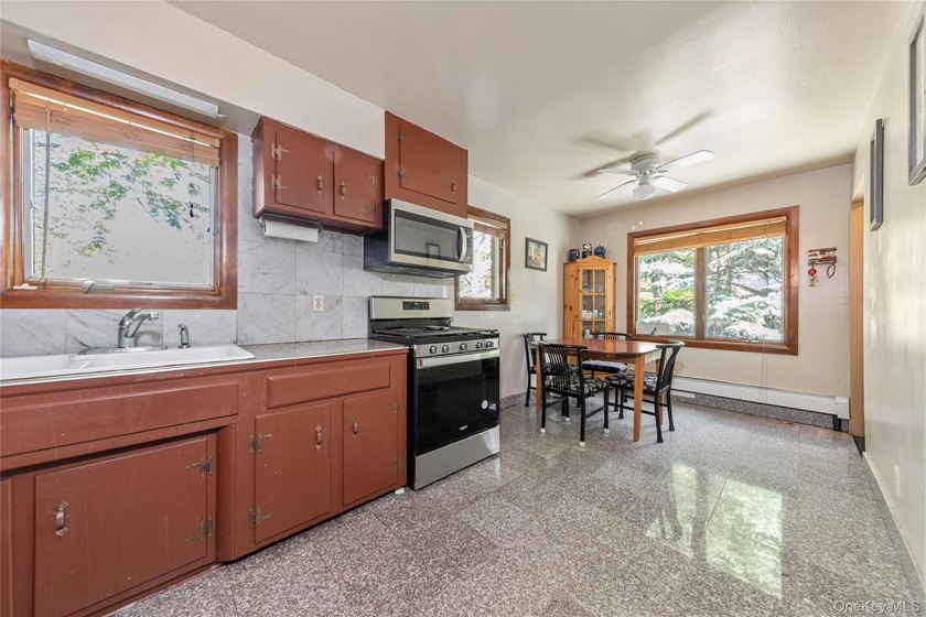 Discover refined comfort in this single-family home, perfectly - photo 7