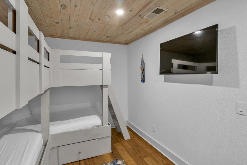 Fully renovated and rental ready 3BR 2.5BA lakefront condo in - photo 31