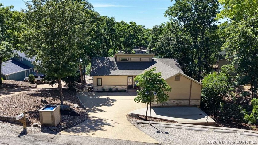 Newly updated lakefront home in Four Seasons with Brand New Roof - photo 3