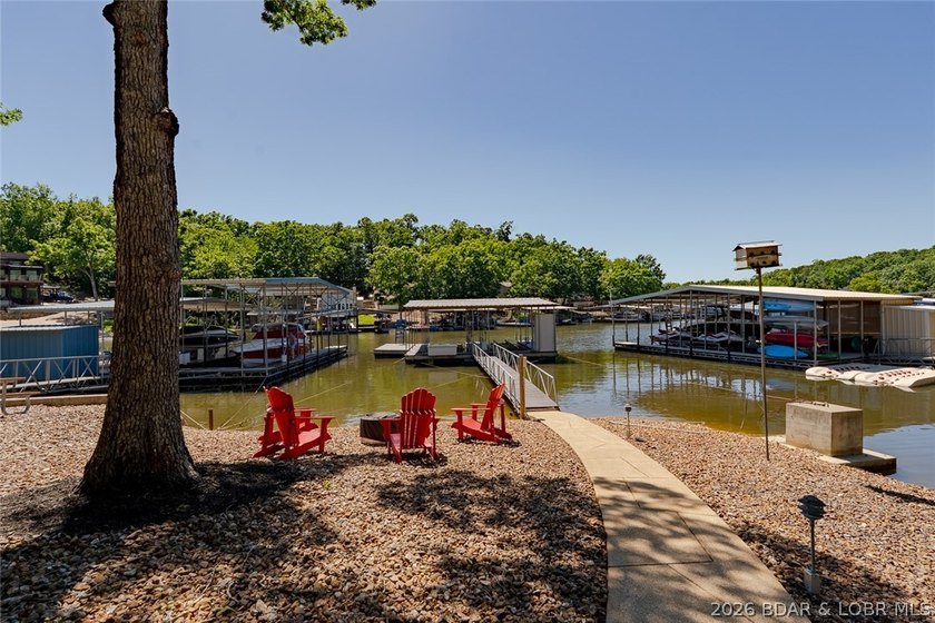 Newly updated lakefront home in Four Seasons with Brand New Roof - photo 4