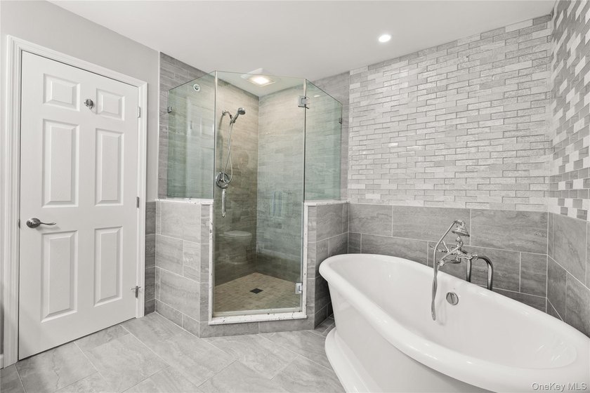 Beautifully updated three-bedroom, two-and-a-half-bathroom condo - photo 17