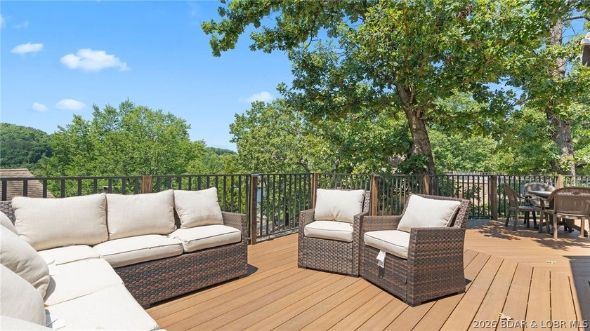 Welcome to this beautifully updated 3-bedroom, 2.5 bath - photo 4