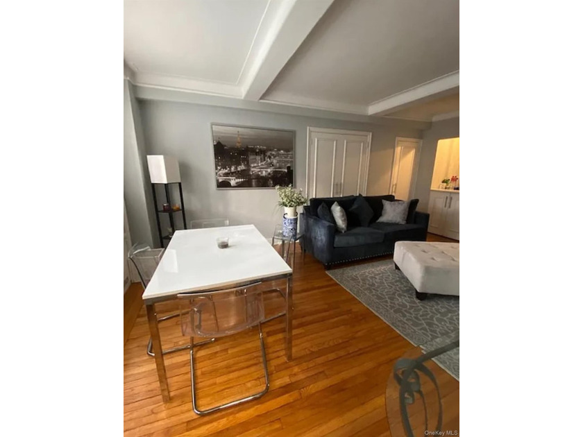 This tastefully renovated studio sits high on the 17th floor of - photo 3