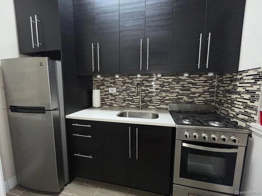 This tastefully renovated studio sits high on the 17th floor of - photo 4