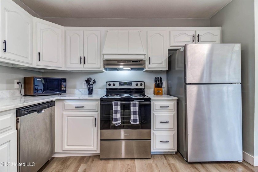 Situated on 1.5 acres in the peaceful Gulfport countryside, this - photo 3
