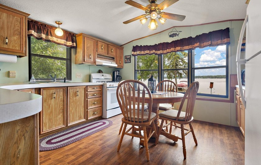 Amazing opportunity to own this property on Round Lake with 100 - photo 9