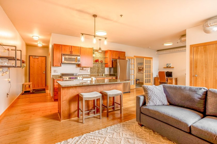 Nestled near the heart of Minneapolis, this beautiful 3rd floor - photo 3