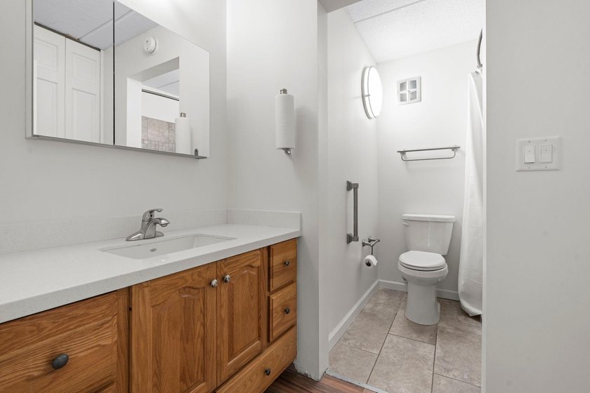 Rare opportunity to own a stunning 4th-floor corner unit in the - photo 19