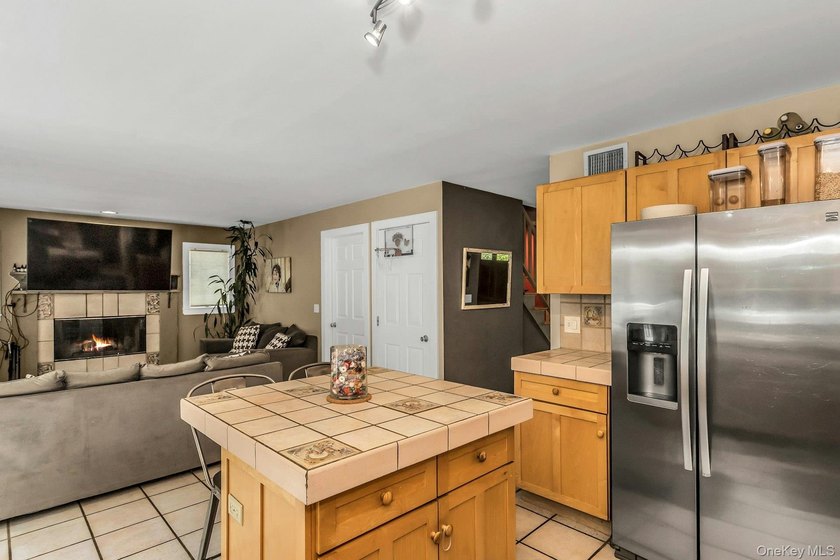 HAMPTON BAYS -- COASTAL LIVING AT ITS BEST Nestled on a private - photo 11