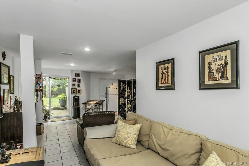 HAMPTON BAYS -- COASTAL LIVING AT ITS BEST Nestled on a private - photo 18
