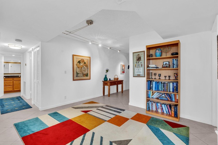 Gorgeous corner 3/2 with wraparound balcony facing southeast for - photo 17