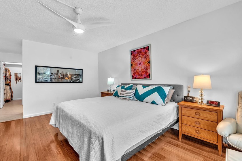 Gorgeous corner 3/2 with wraparound balcony facing southeast for - photo 23