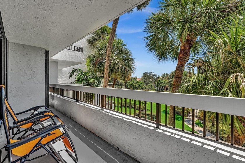 Gorgeous corner 3/2 with wraparound balcony facing southeast for - photo 39