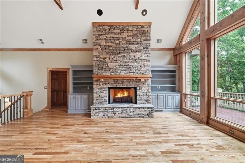 Well-appointed 4 BR &amp; 3.5 BATH design Executive home with an - photo 8
