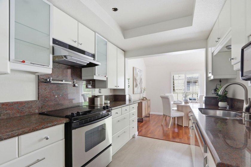 Welcome to this beautifully updated townhouse-style condo - photo 11