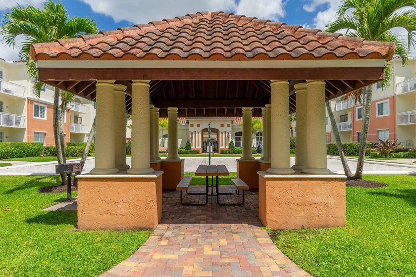 Spacious first floor 1 bedroom 1 bathroom condo plus open den in - photo 20