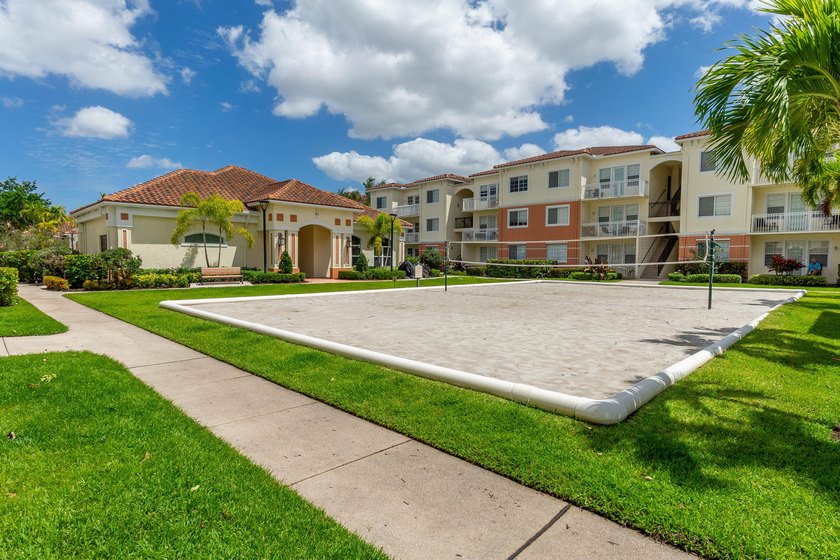 Spacious first floor 1 bedroom 1 bathroom condo plus open den in - photo 21
