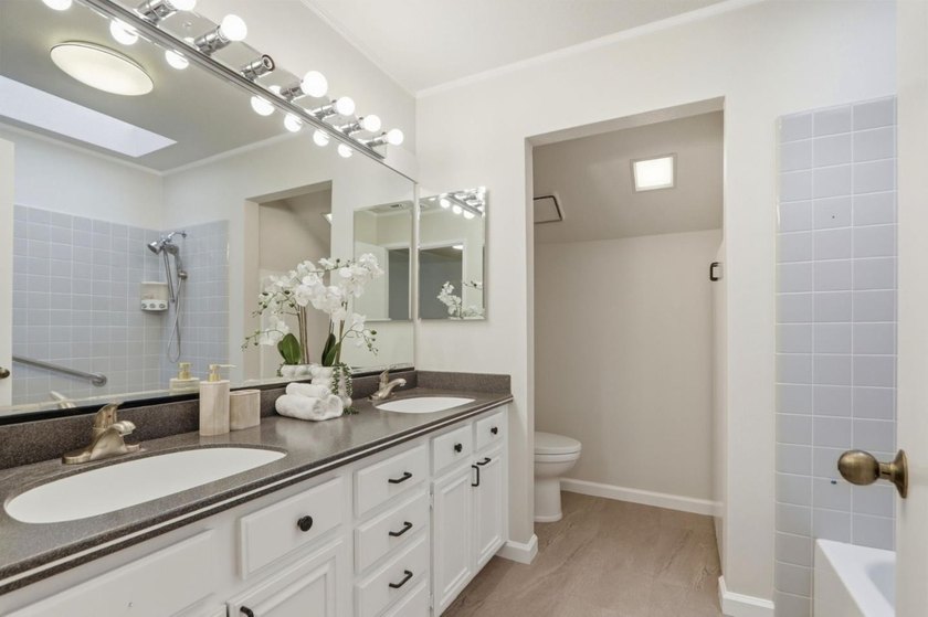 Welcome to this beautifully updated townhouse-style condo - photo 27
