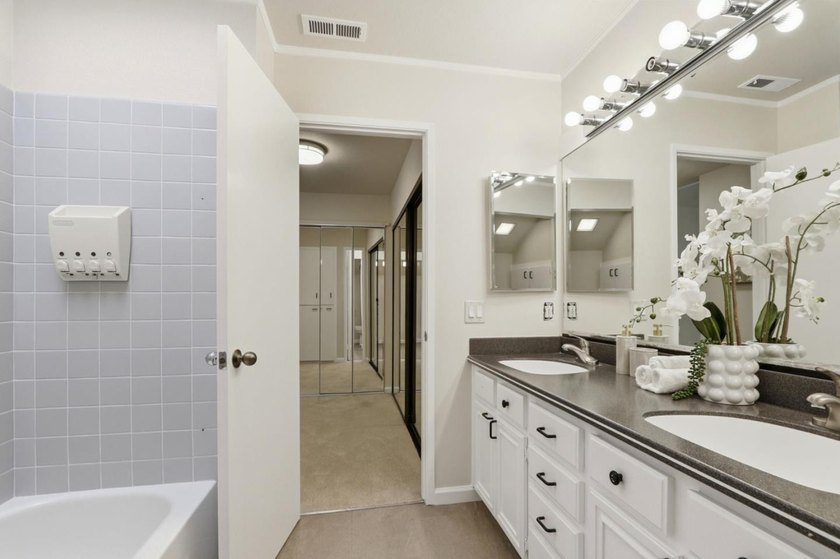 Welcome to this beautifully updated townhouse-style condo - photo 28