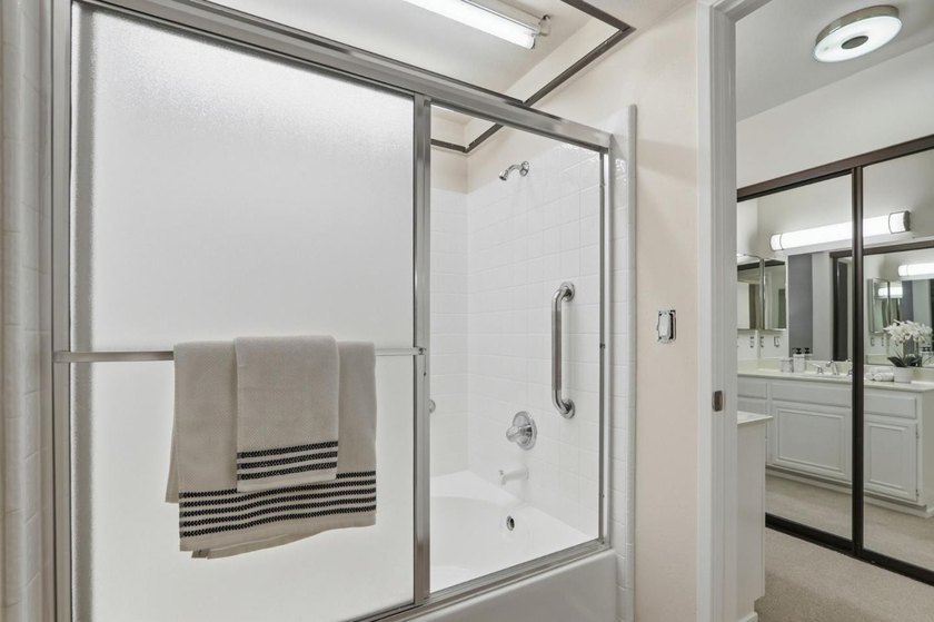 Welcome to this beautifully updated townhouse-style condo - photo 31