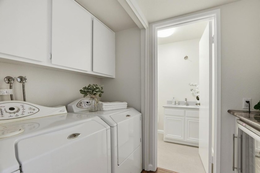 Welcome to this beautifully updated townhouse-style condo - photo 32